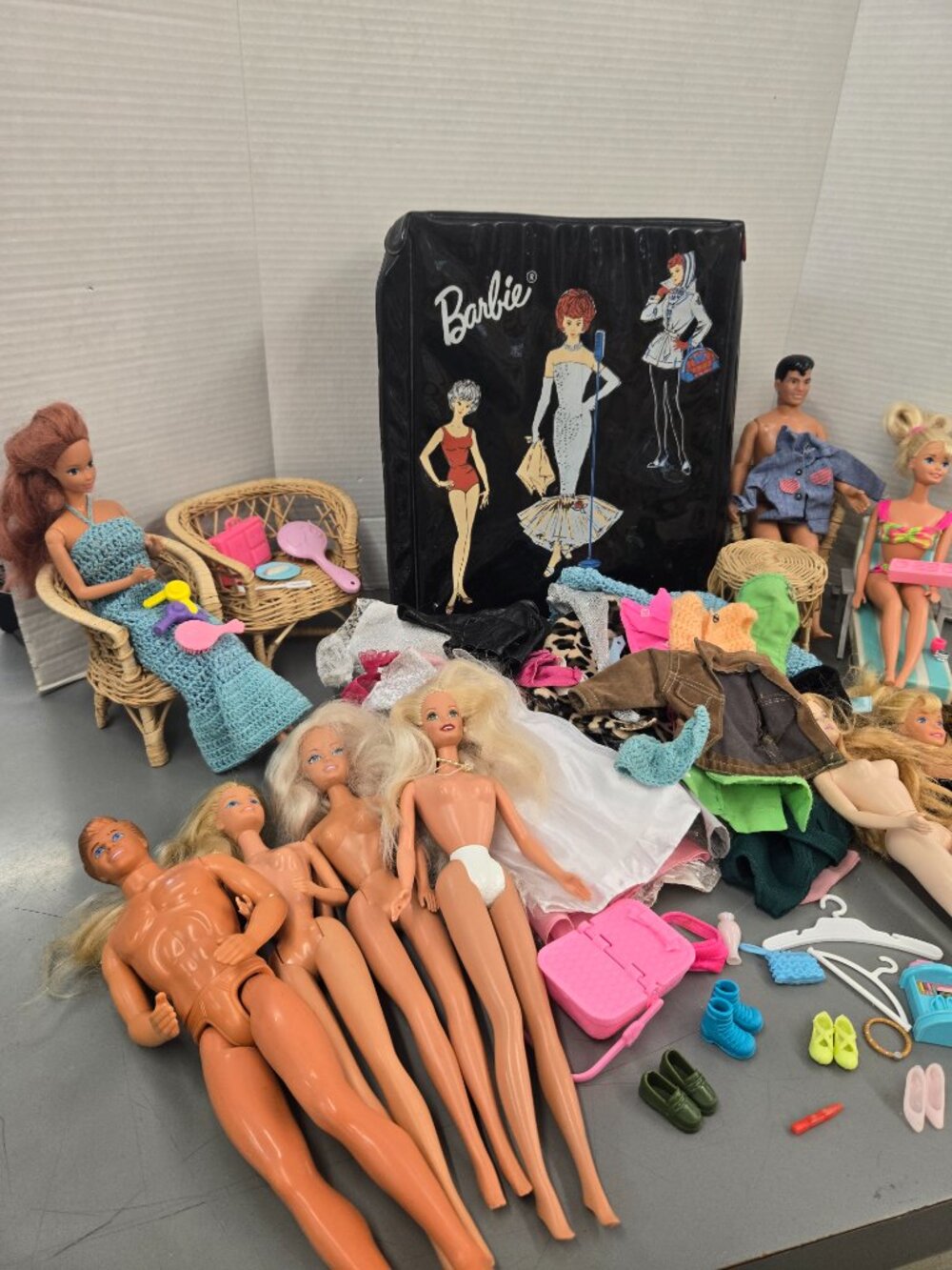 1963 Barbie Doll Case Vintage Wicker set Mixed Dolls Clothes Lot AS IS - Picture 3 of 16